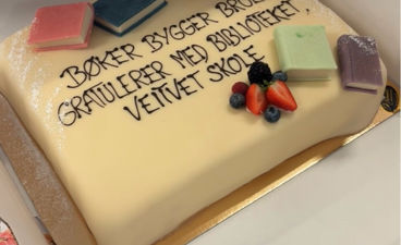 en kake med en melding på