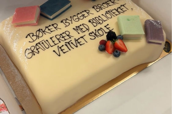 en kake med en melding på