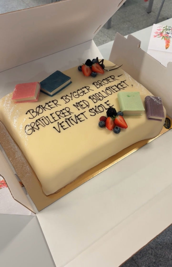 en kake med en melding på