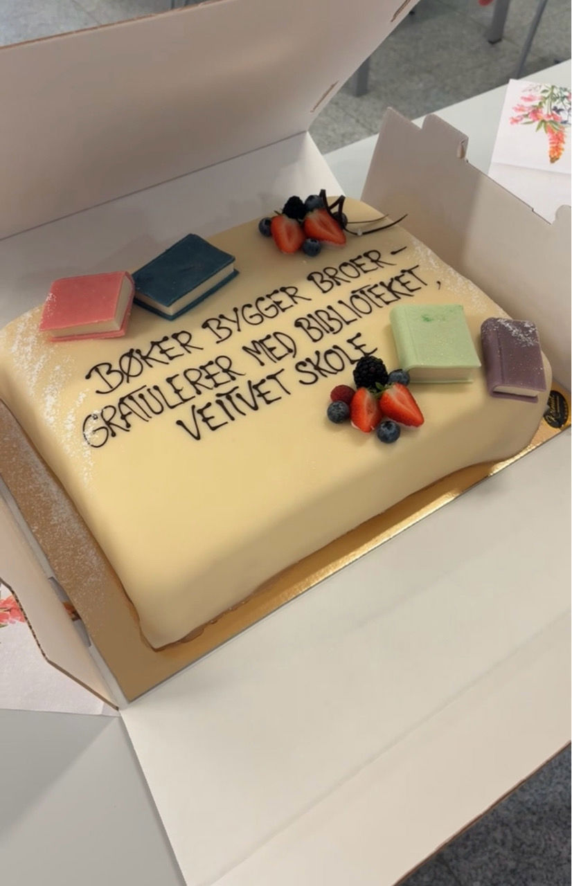 en kake med en melding på