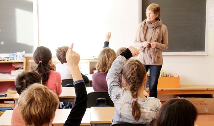 Elever arbeider i klasserom. (Foto: Heidi M. Skjebstad)