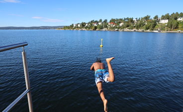 En person som stuper ut i Oslofjorden.
