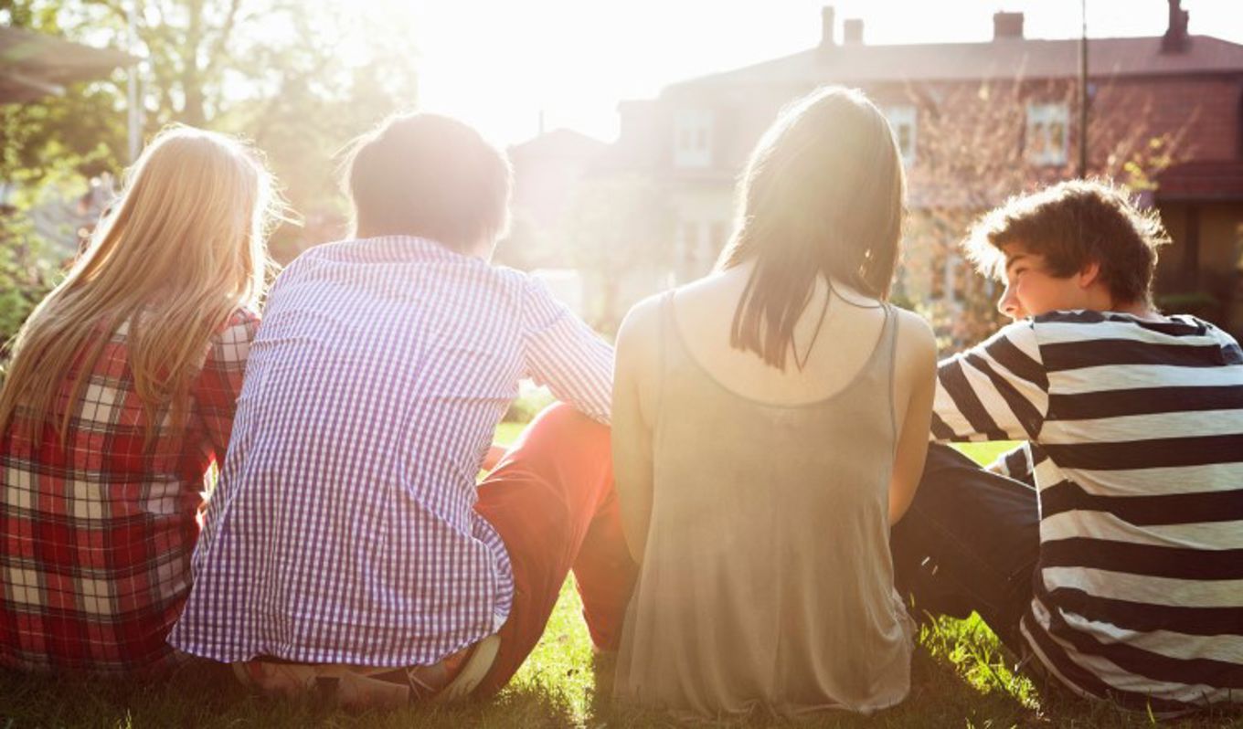 Foto: NTB scanpix Credit: Oslo kommune Gjeng med ungdom sitter i solen.