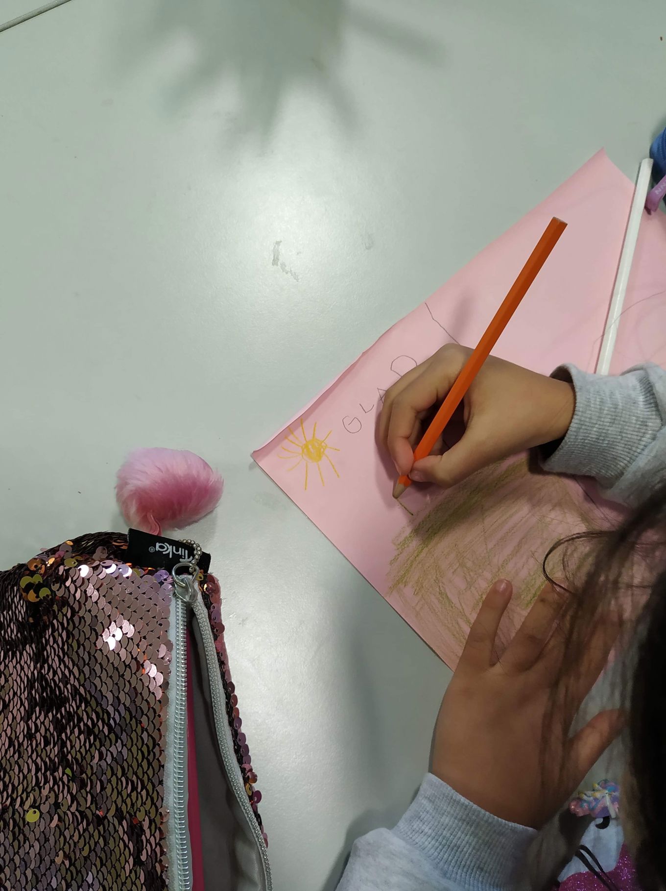 Tegner følelsen glad